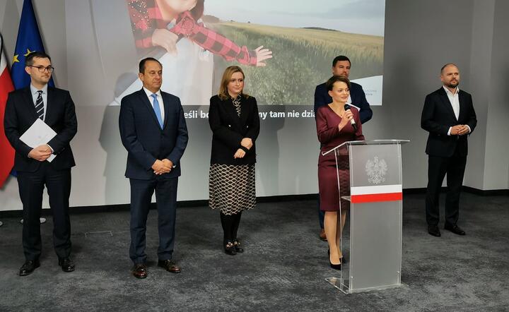 Jadwiga Emilewicz i jej współpracownicy / autor: Fratria