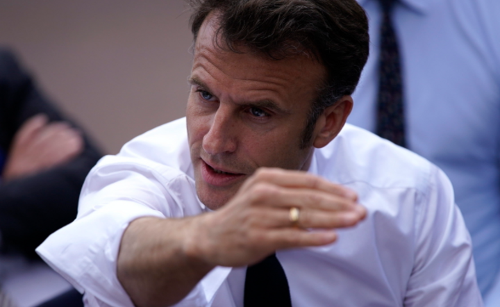 Prezydent Francji Emmanuel Macron odwiedził gimnazjum w Gangesie, Francja. / autor: PAP/EPA/Daniel Cole / POOL