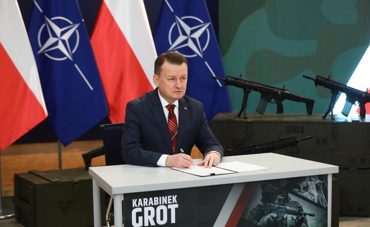 wicepremier, szef MON Mariusz Błaszczak podczas uroczystości podpisania umowy na dostawę kolejnej partii karabinków Grot dla Wojska Polskiego / autor: fotoserwis PAP