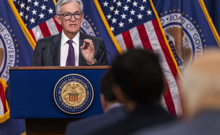 Prezes Rezerwy Federalnej Jeromen Powell na konferencji prasowej po posiedzeniu Fed / autor: PAP/EPA/SHAWN THEW