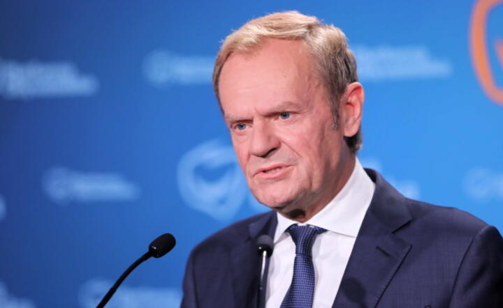 Przewodniczący Platformy Obywatelskiej Donald Tusk podczas konferencji prasowej w Centrum Prasowym Foksal / autor:  PAP/Wojciech Olkuśnik
