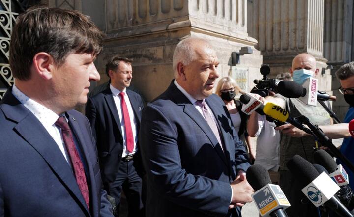 Wicepremier, minister aktywów państwowych Jacek Sasin (C) i prezes zarządu PGG Tomasz Rogala (L) / autor: PAP/Andrzej Grygiel