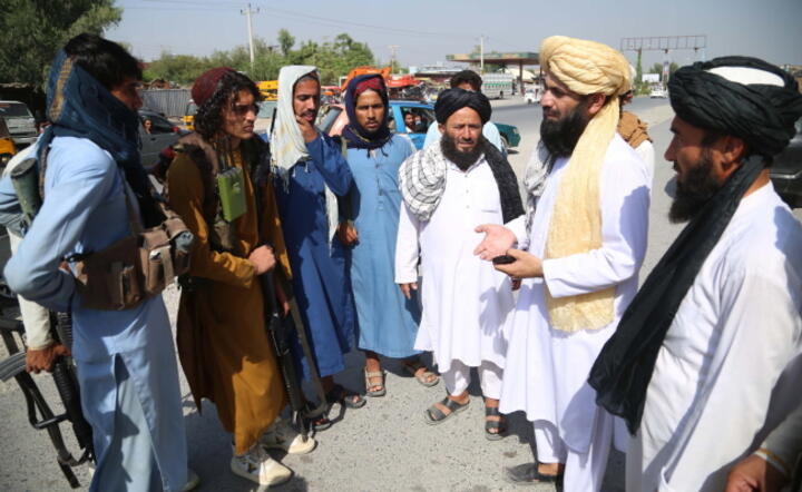 Qari Ziaur Ahmad (2 P) szef regionalnych patroli bezpieczeństwa talibów w Dżalalabadzie, Afganistan, 17 sierpnia 2021 r. / autor: EPA/PAP