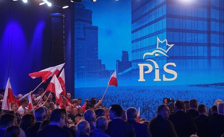 Konwencja programowa PiS ma odbyć się 9 września. Na zdjęciu konwencja PiS w czerwcu 2022 r.  / autor: Fratria / MK