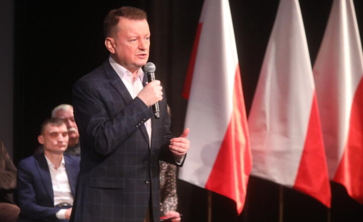 Poseł PiS Mariusz Błaszczak podczas spotkania z mieszkańcami w Białymstoku / autor: PAP/Artur Reszko