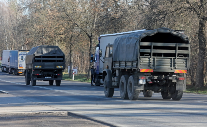 Punkt kontrolny na drodze krajowej nr 19 prowadzącej do polsko-białoruskiego przejścia granicznego w Kuźnicy. / autor: PAP/Artur Reszko