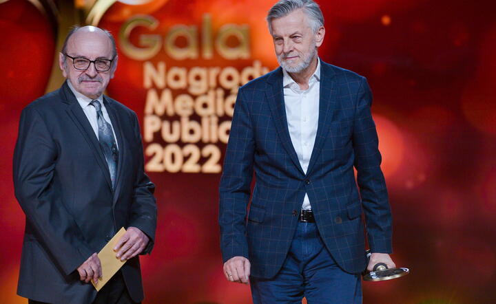 Socjolog prof. Andrzej Zybertowicz (P) oraz publicysta, przewodniczący kapituły nagrody Krzysztof Masłoń (L) podczas uroczystej Gali Nagród Mediów Publicznych w Warszawie, 5 bm. / autor: fotoserwis PAP