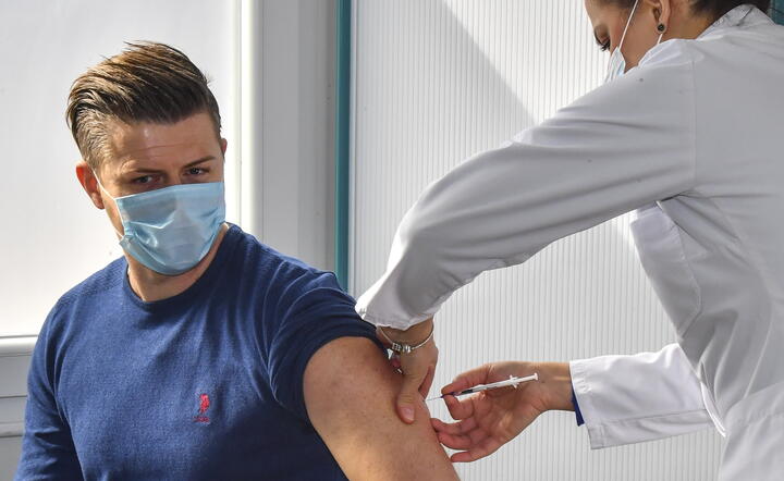 Cenę jednej dawki ustalono na 16 euro / autor: PAP/EPA