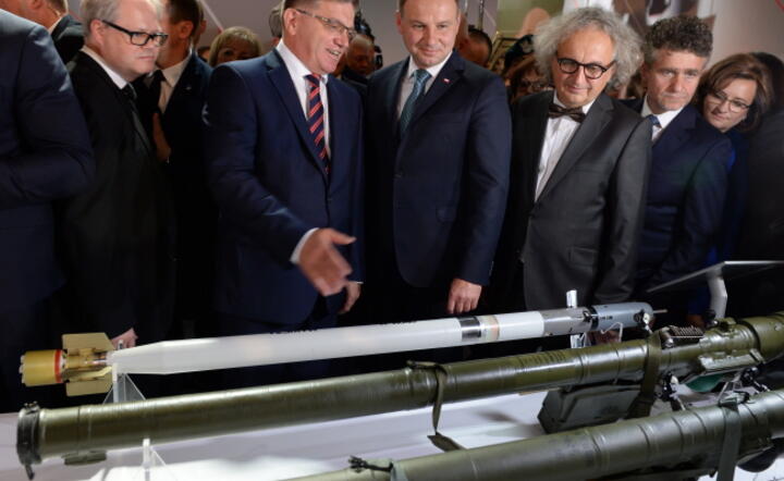 Prezydent Andrzej Duda zwiedza ekspozycję XXIV Międzynarodowego Salonu Przemysłu Obronnego w towarzystwie przedstawiciel PGZ, pierwszy z lewej prezes PGZ, Arkadiusz Siwko, fot. PAP/Piotr Polak (2)