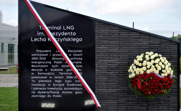Tablica ku pamięci patrona Terminalu LNG śp. prezydenta Lecha Kaczyńskiego, odsłonięta w sobotę w Świnoujściu przez prezesa PiS Jarosława Kaczyńskiego, fot. PAP/Marcin Bielecki (7)
