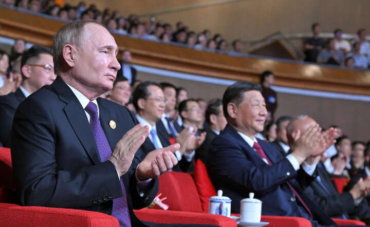 Władimir Putin i Xi Jinping uczestniczą w koncercie z okazji 75. rocznicy nawiązania stosunków dyplomatycznych między Rosją a Chinami / autor: SERGEY GUNEEV / SPUTNIK / KREMLIN POOL/EPA/PAP