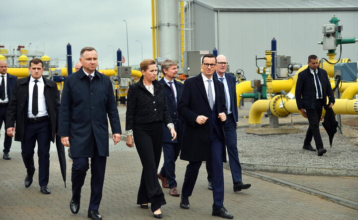 prezydent RP Andrzej Duda, premier Danii Mette Frederiksen (C) i premier RP Mateusz Morawiecki podczas otwarcia gazociągu Baltic Pipe w Budnie k. Goleniowa / autor: fotoserwis PAP