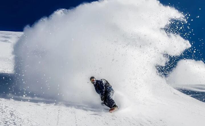 Jazda na snowboardzie  / autor: Pixabay 