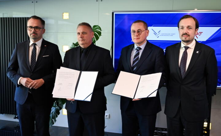 Wiceminister funduszy i polityki regionalnej, pełnomocnik rządu ds. CPK Marcin Horała, członek zarządu CPK ds. inwestycji kolejowych Radosław Kantak, prezes spółki Polregio Adam Pawlik i wiceprezes spółki Polregio Marcel Klinowski podczas uroczystości podpisania umowy o współpracę między Spółkami CPK i Polregio / autor: PAP/Adam Warżawa