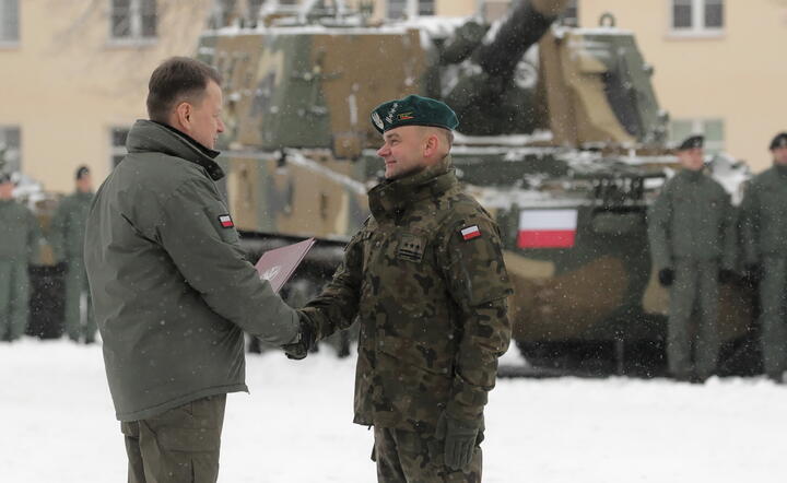 Mariusz Błaszczak i dowódca 1. Mazurskiej Brygady Artylerii płk. Mariusz Majerskii / autor: PAP