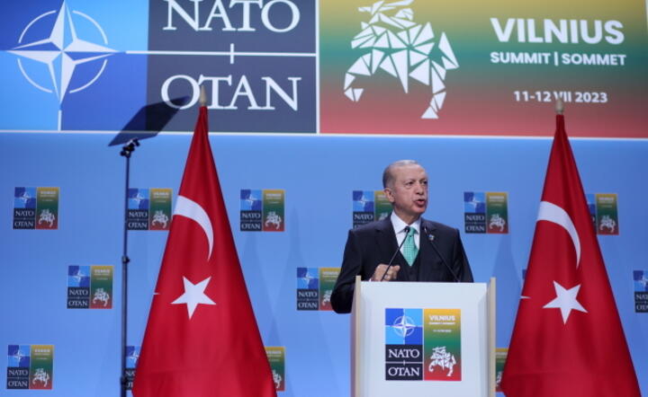 Prezydent Turcji Recep Tayyip Erdogan bierze udział w konferencji prasowej podczas szczytu NATO / autor: PAP/EPA/TIM IRELAND