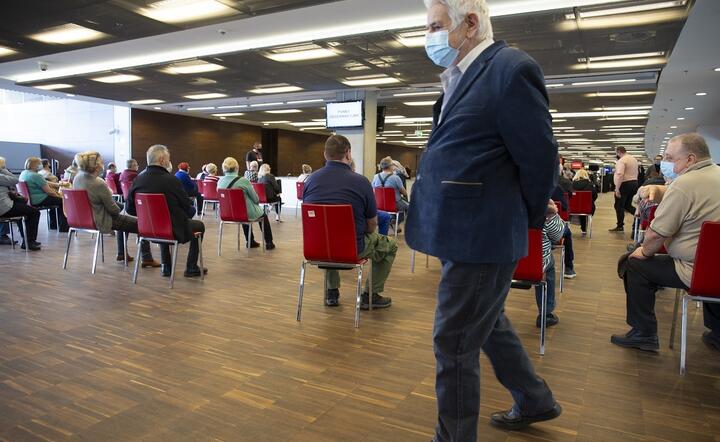 Konieczność noszenia maseczki przykrywającej nos i usta została przedłużona do końca listopada / autor: Fratria / Andrzej Wiktor