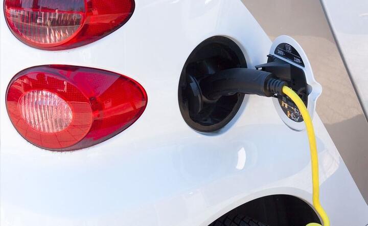 Auto elektryczne / autor: Pixabay