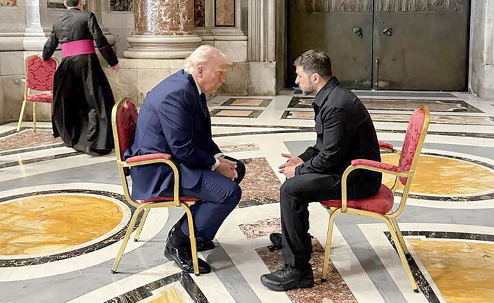 Spotkanie w cztery oczy Donalda Trumpa (L) i Wołodymira Zełenskiego (P) w Watykanie / autor: PAP/EPA/PRESIDENTIAL PRESS SERVICE 