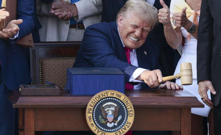 Prezydent Donald Trump w trakcie ceremonii podpisywania "jednej wielkiej pięknej ustawy" w Białym Domu / autor: PAP/EPA/SHAWN THEW