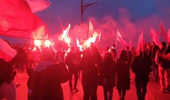 Czoło Marszu Niepodległości na błoniach Stadionu Narodowego