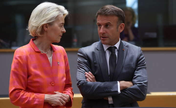 Ursula von der Leyen (L) pozostanie szefową Komisji Europejskiej na nową kadencję. Obok prezydent Francji Emanuel Macron / autor: PAP/EPA/OLIVIER HOSLET