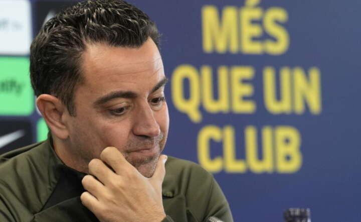 Trener drużyny Barcelony Xavi Hernandez ma problem z Lewandowskim i wynikami klubu / autor:  PAP/EPA/Alejandro Garci­a