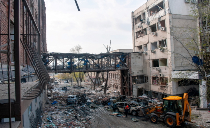Charków, Ukraina, 16.04.2022. Zniszczenia po uderzeniu rosyjskiego pocisku rakietowego / autor: PAP/Mykola Kalyeniak