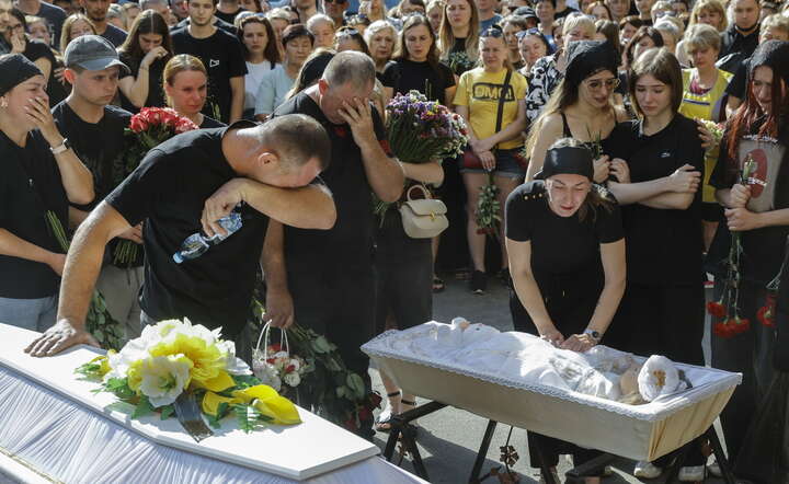 Pogrzeb matki i córki, dwóch z 28 ofiar rakietowego ataku Rosjan na Kijów 28 sierpnia / autor: PAP/EPA/SERGEY DOLZHENKO
