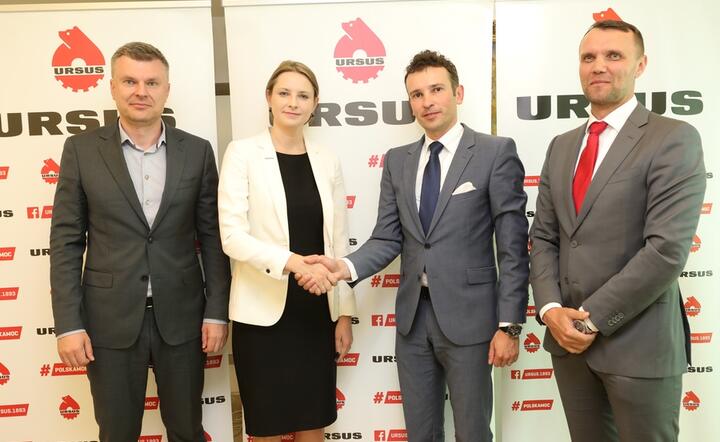 Monika Kośko, wiceprezes zarządu Ursus SA i Jakub Jarosz,wiceprezes zarządu LOTOS Oil (oboje pośrodku), fot. materiały prasowe