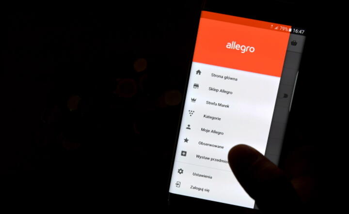 Portal serwisu aukcyjnego allegro.pl na ekranie smartfona, fot. PAP/Bartłomiej Zborowski