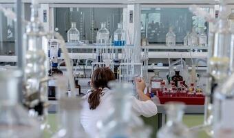 MZ: 190 tys. nauczycieli chętnych do testowania w styczniu