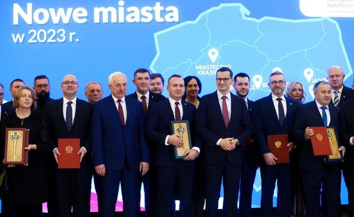 Premier Mateusz Morawiecki podczas uroczystości nadania praw miejskich, 29 bm. w KPRM w Warszawie / autor: fotoserwis PAP