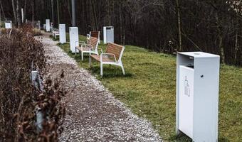 Taki park! Zamiast drzew posadzili śmietniki...