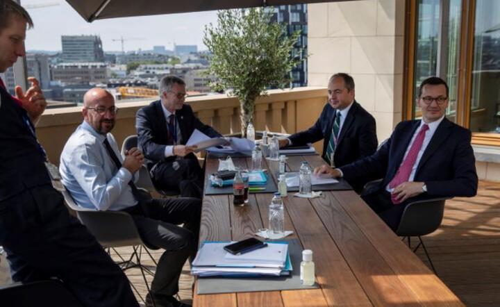 Przewodniczący Rady Charles Michel wita premiera Polski Mateusza Morawieckiego podczas spotkania w drugim dnia szczytu UE w Brukseli,18 bm / autor: PAP/EPA/FRANCISCO SECO / POOL