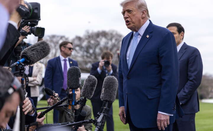 Donald Trump poparł pomysł możliwego wycofania sił USA z baz w Hiszpanii lub Niemiec / autor: PAP/EPA/SHAWN THEW