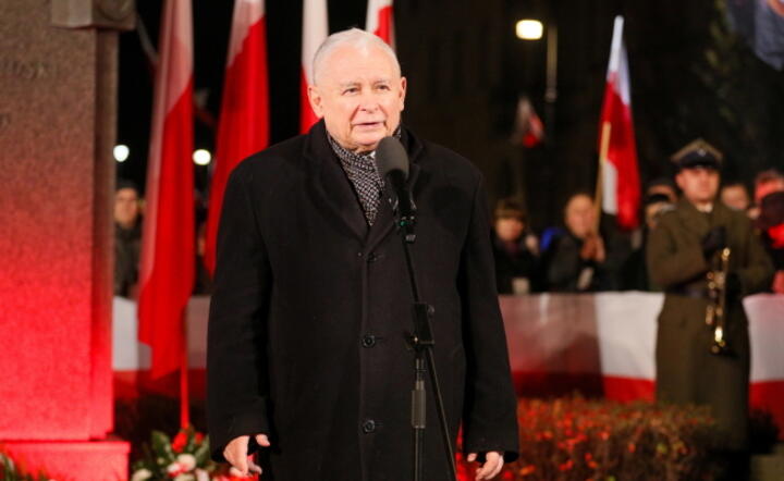 Prezes Prawa i Sprawiedliwości Jarosław Kaczyński przemawia podczas uroczystości na Placu Marszałka Józefa Piłsudskiego w Warszawie w ramach obchodów miesięcznicy katastrofy smoleńskiej w przeddzień Narodowego Święta Niepodległości, 10 bm. / autor: PAP/Paweł Supernak