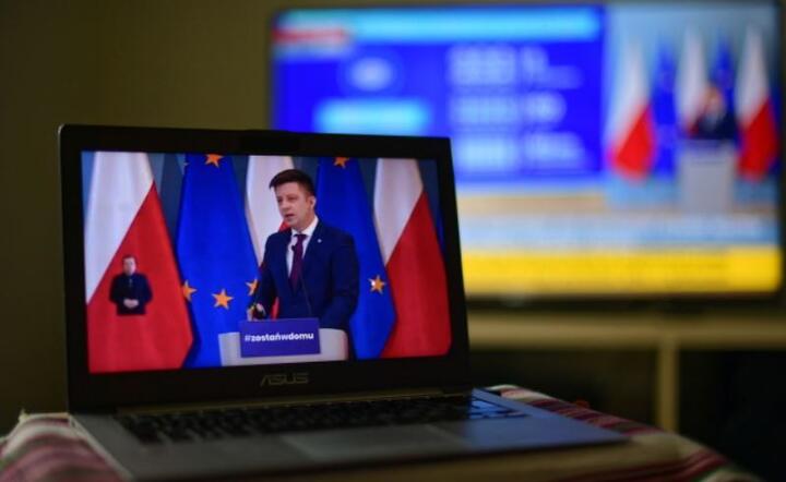 Minister - członek Rady Ministrów, szef Kancelarii Prezesa Rady Ministrów Michał Dworczyk (na ekranie komputera)  / autor: PAP/Marcin Obara