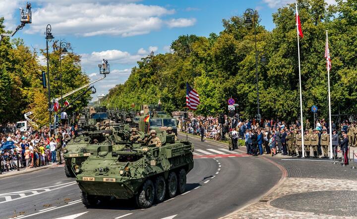 Defilada z okazji Dnia Wojska Polskiego w Alejach Jerozolimskich nz transporter opancerzony M1126 " Stryker " armii amerykanskiej / autor: fot. Fratria