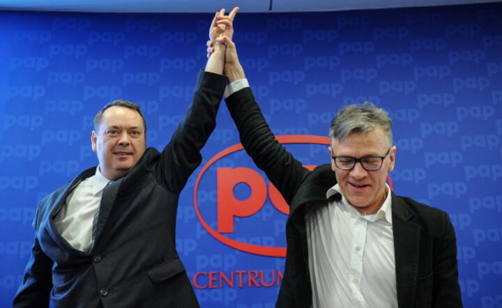 Tomasz Sadlik z Pro Futuris i Maciej Pawlicki z ruchu "Stop Bankowemu Bezprawiu" na piatkowej konferencji, fot. PAP/Marcin Obara 