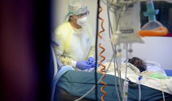 COVID-19. Na Mazowszu wolnych 996 łóżek i 36 respiratorów