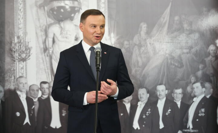 Prezydent Andrzej Duda podczas otwarcia wystawy "Insygnia Wolności" zorganizowanej w 25. rocznicę przekazania symboli władzy państwowej II RP fot. PAP / Rafał Guz