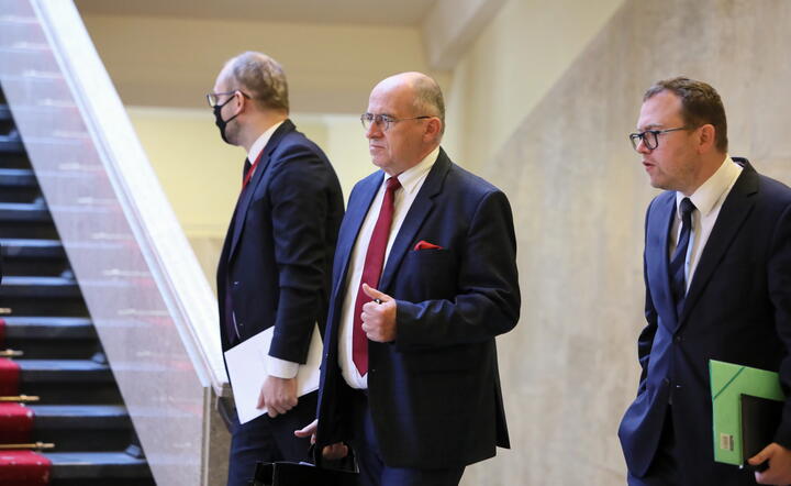 Szef MSZ Zbigniew Rau, w środku / autor: PAP