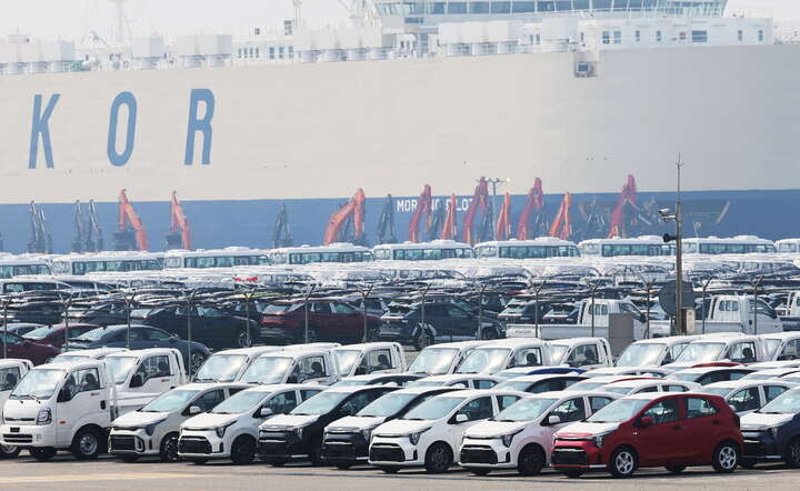Transport aut z fabryk w Korei Południowej do USA w porcie / autor: PAP/ EPA/YONHAP SOUTH KOREA