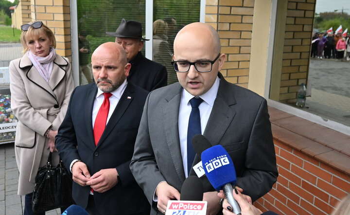Poseł PiS Dariusz Matecki (P) opuszcza Areszt Śledczy w Radomiu, 25 bm. Obok posłowie PiS: Anna Kwiecień (L), Marek Suski (3L) i Mariusz Gosek (2L) / autor: PAP/Piotr Polak
