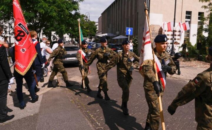 Uroczystość złożenia kwiatów pod tablicą upamiętniająca poległych żołnierzy IV Batalionu OW PPS 1 sierpnia 1944, 31 bm / autor: PAP/Mateusz Marek