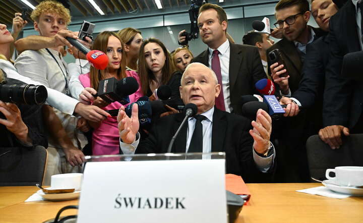 Wezwany na świadka prezes Prawa i Sprawiedliwości Jarosław Kaczyński (C-dół) oraz rzecznik ugrupowania Rafał Bochenek (C-góra)  / autor: PAP/ Radek Pietruszka
