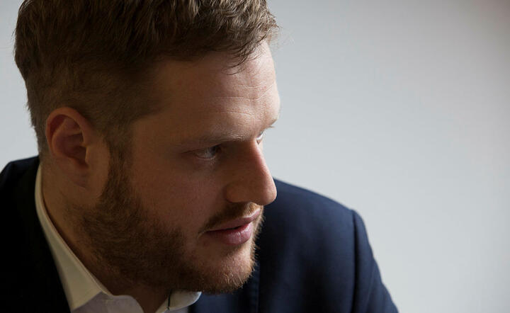 sekretarz stanu w KPRM, pełnomocnik rządu ds. cyberbezpieczeństwa Janusz Cieszyński / autor: Fratria