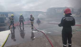 Pożar fabryki aerozoli opanowany, trwa dogaszanie