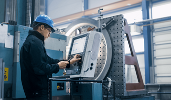 OEE (Overall Equipment Effectiveness) – jak systemy MES i ERP pomagają mierzyć i poprawiać wydajność maszyn?